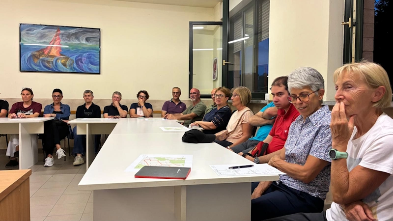 Volontari al lavoro per l'organizzazione della Strabareggia